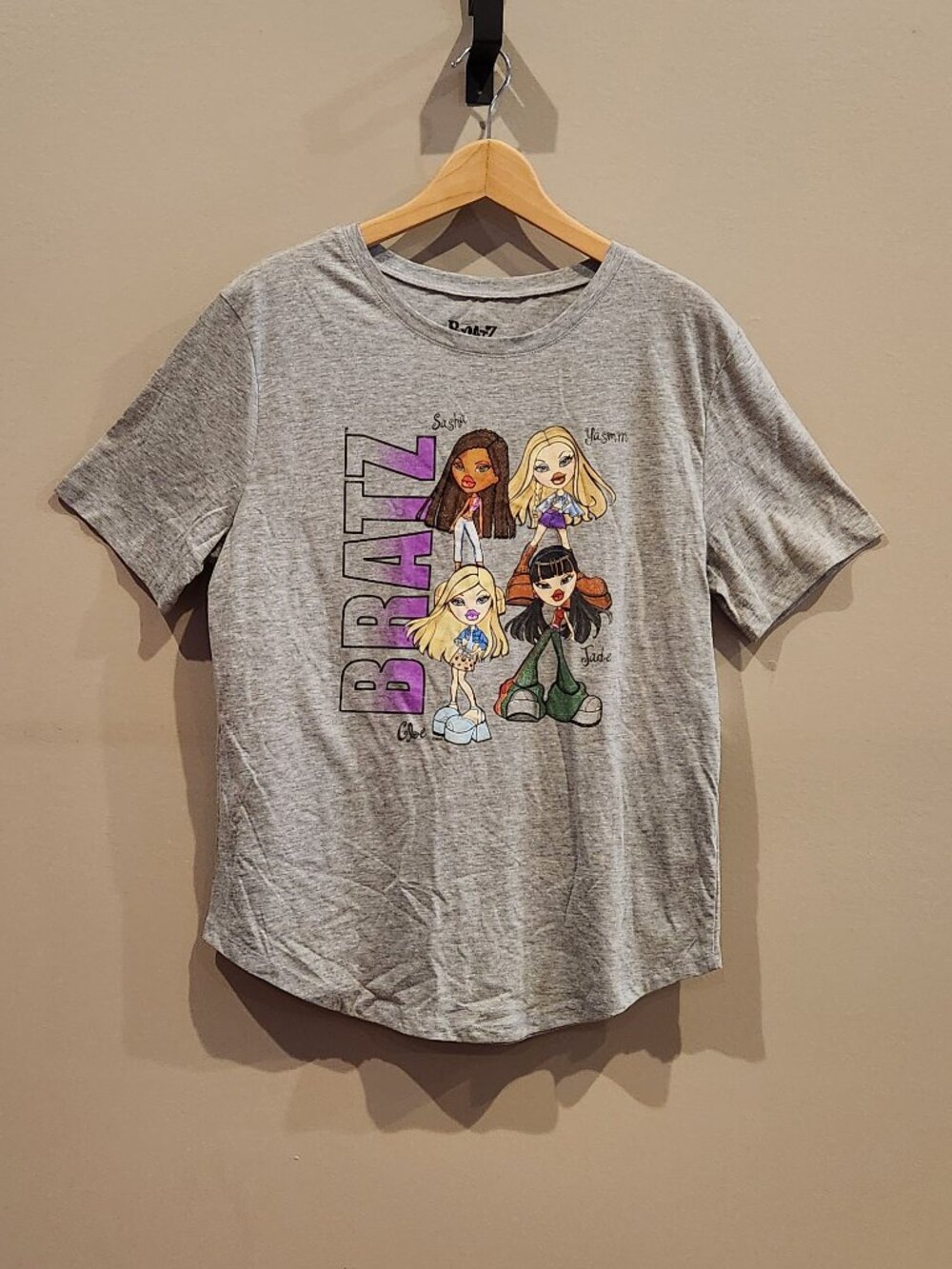 Bratz Graphic Tee Gray Y2K Baby Tee Shirt Size Large